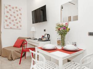 een keuken en eetkamer met een tafel en stoelen bij Coral flat Colosseo in Rome