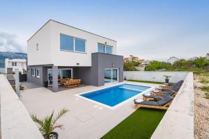 Bazén v ubytovaní Luxury Villa Noemi alebo v jeho blízkosti