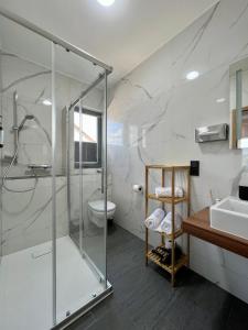 uma casa de banho com um chuveiro e um lavatório. em JUNIPRO Hotel Schinderhannes em Weiskirchen