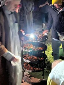 Kemudahan BBQ tersedia untuk tetamu di perkhemahan mewah