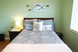 A bed or beds in a room at Dolphin Bay in Boca Ciega Resort - 2BR, Pool, Bay View