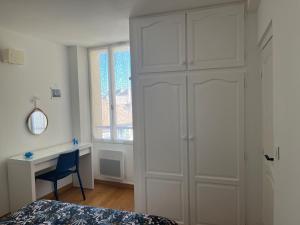 um quarto com uma cama, uma secretária e um closet em Appartement Hyères - Centre ville 'Parcours des Arts' 1 chambre 2 personnes - Patricia em Hyères