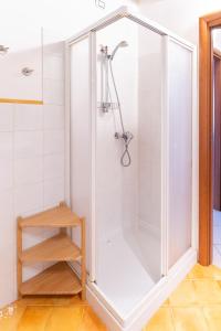 y baño con ducha y mampara de cristal. en Garda Lake & Relax - Cottage On The Hill, en Caprino Veronese