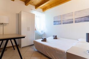 1 dormitorio con cama, escritorio y mesa en Garda Lake & Relax - Cottage On The Hill, en Caprino Veronese