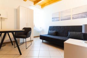 sala de estar con sofá y mesa en Garda Lake & Relax - Cottage On The Hill, en Caprino Veronese