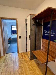 korytarz z drzwiami do pokoju z drewnianą podłogą w obiekcie JUNIPRO Hotel Schinderhannes w mieście Weiskirchen