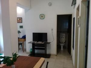 sala de estar con TV y aseo en Departamentos del Puerto Verde en Paraná