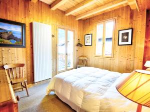 een slaapkamer met een bed in een kamer met houten wanden bij Chalet Morzine, 7 pièces, 12 personnes - FR-1-524-14 in Morzine