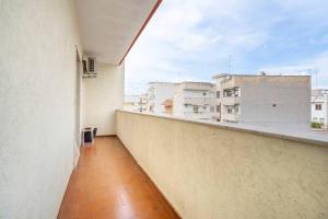 un balcone vuoto con vista sugli edifici di Casa Vacanze Visit Puglia a Casamassima