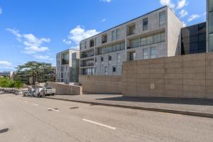 加亚新城Apartamento Qian Caves Gaia 2BR AC Free Parking的一栋建筑前停着一辆车