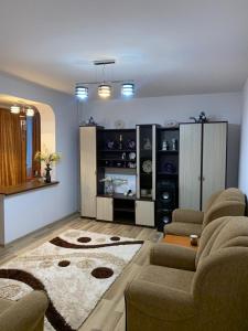 ein Wohnzimmer mit einem Sofa, Stühlen und einem Tisch in der Unterkunft Vali Apart in Mangalia