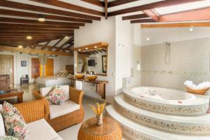 a living room with a tub in the middle of a room at Hotel Spa La Colina in Pereira