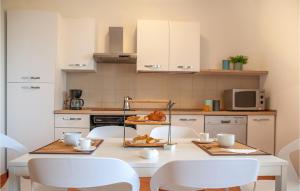 Cucina o angolo cottura di Cozy Home In Moneglia With Wifi