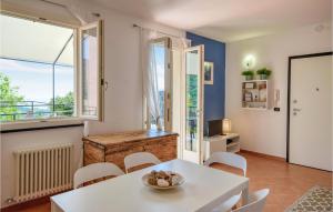 un soggiorno con tavolo e sedie bianchi di Cozy Home In Moneglia With Wifi a Moneglia Altre 21 foto