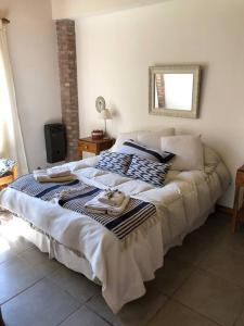 1 dormitorio con 1 cama grande con espejo y espejo en Stunning modern apartment in gated community en Luján de Cuyo