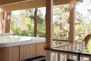 Balkón nebo terasa v ubytování Old Hollywood Lodge-Pets, HotTub-Sauna, Speakeasy!