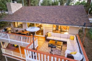 Balkón nebo terasa v ubytování Old Hollywood Lodge-Pets, HotTub-Sauna, Speakeasy!