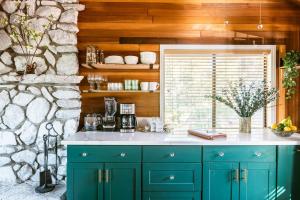 Kuchyň nebo kuchyňský kout v ubytování Old Hollywood Lodge-Pets, HotTub-Sauna, Speakeasy!