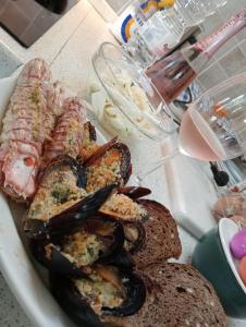 un plato de comida con marisco y pan en una mesa en La Mimosa, en Porto Garibaldi