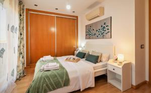 Posteľ alebo postele v izbe v ubytovaní Penthouse Duplex in a 4 floors spanish house -8 min to center by Metro