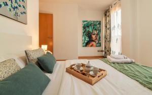 Posteľ alebo postele v izbe v ubytovaní Penthouse Duplex in a 4 floors spanish house -8 min to center by Metro