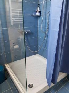 baño con ducha y puerta de cristal en Blue Flag Award Winning Beach: Home 2 en Vrontados