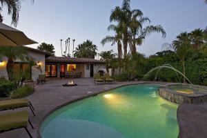 uma piscina num quintal ao lado de uma casa em Poolside Terrace Permit# 1786 em Palm Springs