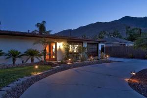 uma casa com uma entrada com luzes à frente em Poolside Terrace Permit# 1786 em Palm Springs