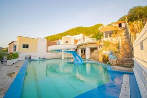een zwembad met een glijbaan en een waterpark bij Aventureros 360 Alojamiento & Tours in Gaira