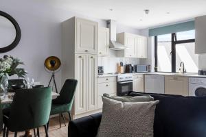 Kuchyň nebo kuchyňský kout v ubytování Stylish & Spacious 3 Bed Apartment with Fast Wifi, close to Tube & Wembly