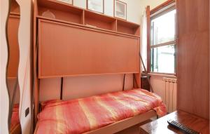 Habitación pequeña con cama y ventana en Stunning Apartment In Diano Marina With Wifi, en Diano Marina