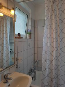 łazienka z umywalką i zasłoną prysznicową w obiekcie Mary's Art House in the center of Old town w Korfu +10 zdjęć