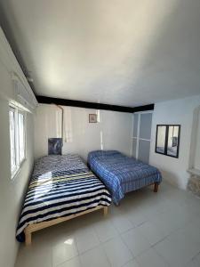 um quarto com duas camas num quarto em Casa nova 7 PRIVATE BATHROOM AND ROOM 2 BEDS em Cancún