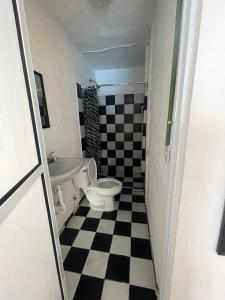 uma casa de banho com piso em xadrez preto e branco em Casa nova 7 PRIVATE BATHROOM AND ROOM 2 BEDS em Cancún