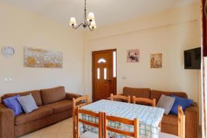 una sala de estar con un sofá y una mesa en Vila Landi Ksamil, en Ksamil