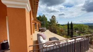 balkon domu z kanapą w obiekcie Villa Théia w mieście Flayosc
