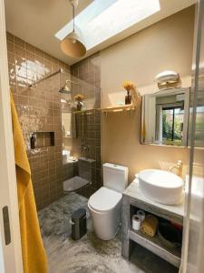 W łazience znajduje się toaleta, umywalka i prysznic. w obiekcie Casa da Aldeia - Small House -Terra - Peniche - Baleal w mieście Casais Brancos