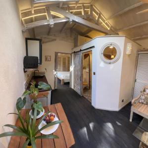 ein Wohnzimmer mit einem Wohnwagen und einem Tisch in der Unterkunft VILLA 3 BEDROOMS BEAULIEU SUR MER in Beaulieu-sur-Mer