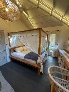 ein Schlafzimmer mit einem Himmelbett in einem Zimmer in der Unterkunft VILLA 3 BEDROOMS BEAULIEU SUR MER in Beaulieu-sur-Mer