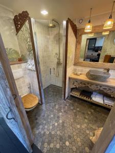 ein Badezimmer mit Dusche und Waschbecken in der Unterkunft VILLA 3 BEDROOMS BEAULIEU SUR MER in Beaulieu-sur-Mer