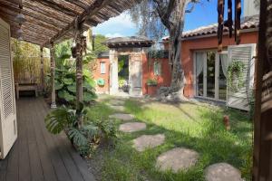 ein Garten mit einem Gehweg neben einem Haus in der Unterkunft VILLA 3 BEDROOMS BEAULIEU SUR MER in Beaulieu-sur-Mer