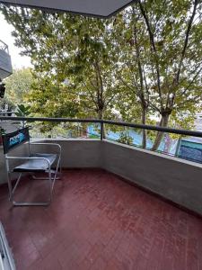 - Balcón con silla y vistas al agua en Excelente ubicación en el corazón de San Fdo. en San Fernando