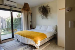 um quarto com uma cama e uma grande janela em Casa da Aldeia - Small House -Terra - Peniche - Baleal em Casais Brancos