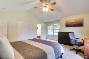 - une chambre avec un lit et un ventilateur de plafond dans l'établissement Laptop-Friendly Elkton Home with Central AandC!, à Elkton