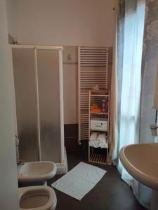 y baño con ducha, aseo y lavamanos. en Casa Venere en Ferrara
