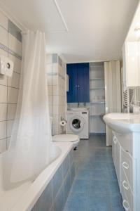 ヘルソニソスにあるΝΜΒ Anissaras Coastal Getawayの浴槽、洗面台、トイレを備えたバスルーム