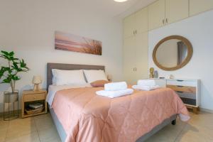 ヘルソニソスにあるΝΜΒ Anissaras Coastal Getawayのベッドとタオル2枚のある寝室