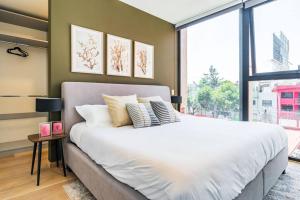 1 dormitorio con cama grande y ventana grande en ¡Nuevo, cómodo y amenidades de lujo! Hospedaje para 10 personas., en Ciudad de México