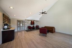 - un salon avec un ventilateur de plafond et des chaises dans l'établissement Red Roof Inn Jasper, à Jasper