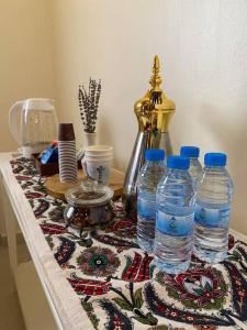 una mesa con botellas de agua en una mesa en استوديو في المدينة المنورة, en Medina